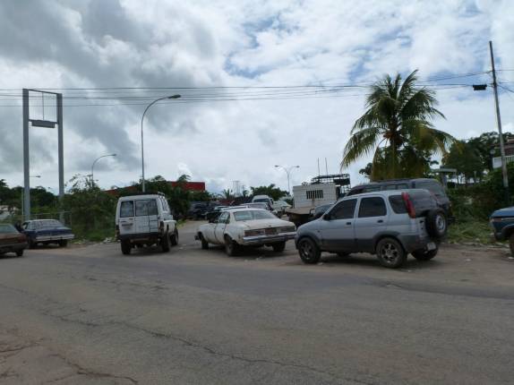 Posto de gasolina absolutamente lotado no centro garimpeiro de El Dorado, antes de entrar na Gran Sabana, na Venezuela